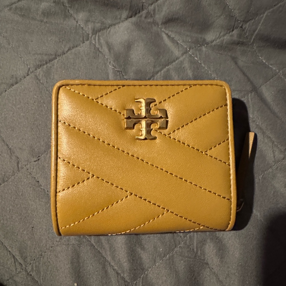 Kira Chevron Bi Fold wallet Tory Burch